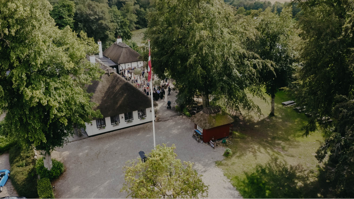Herthadalen i lejre set oppefra med flag og stråtækt hus